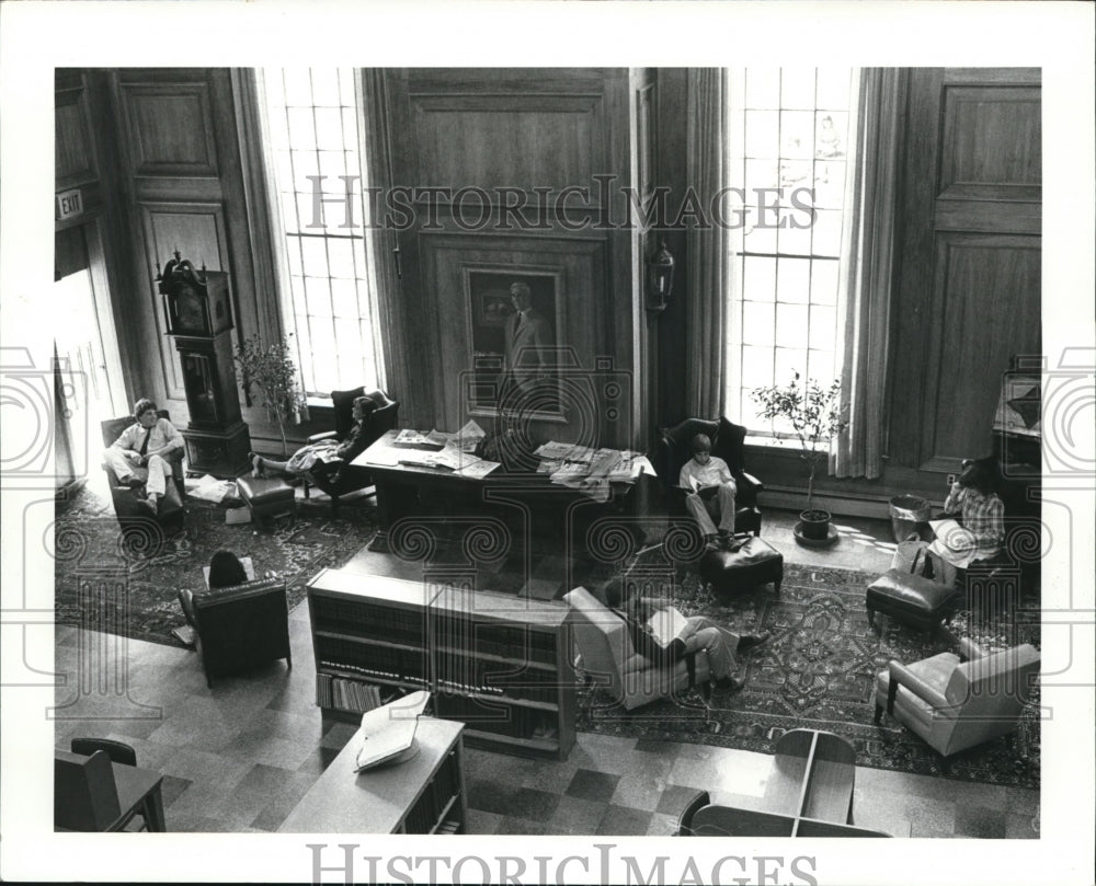 1983 Press Photo Lobby of library at Western Reserve Academy in Hudson, Ohio - Historic Images