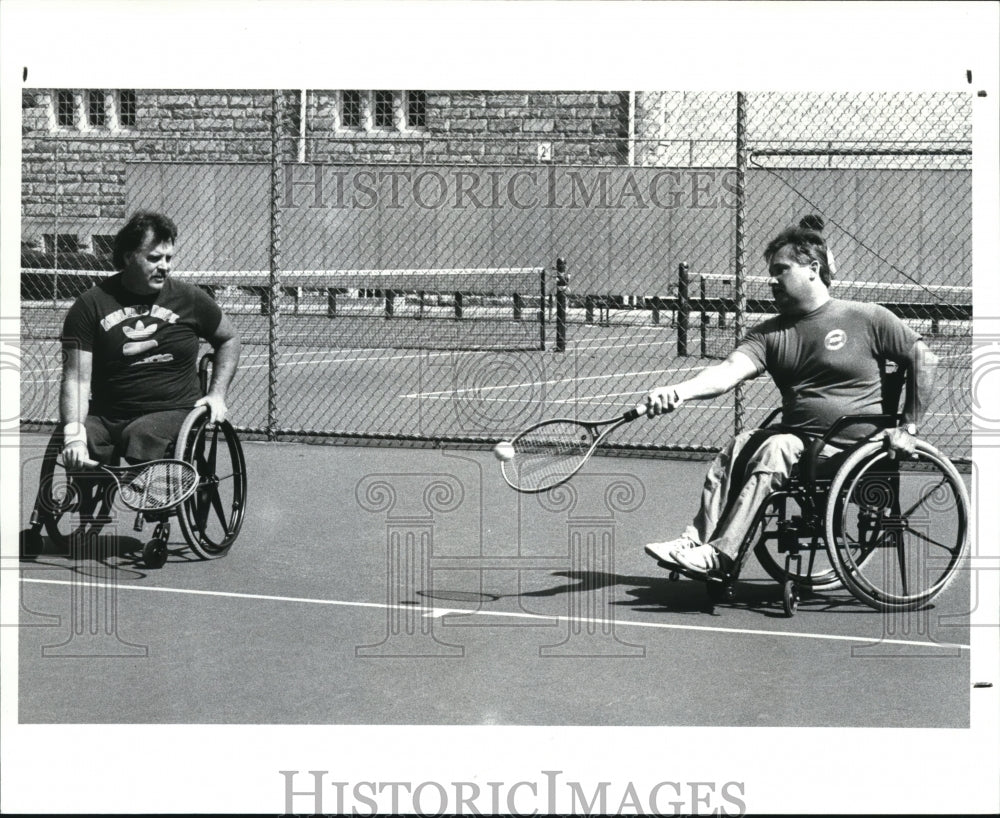 1986 Press Photo Wheelchair Tennis Players McIntyre and Vanko playing at court - Historic Images