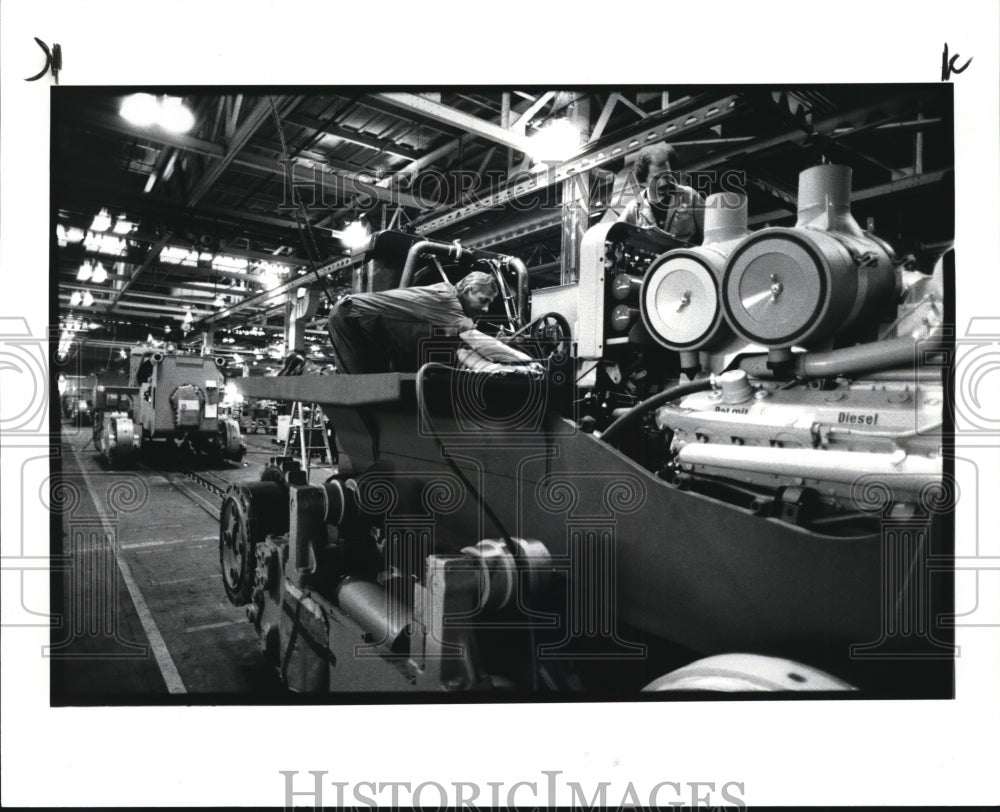 1986 Press Photo Stillwell&amp;Owca work on D800 Crawler Tractor of Terex Corp. - Historic Images