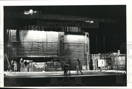 1984 Press Photo Gettinf ready the Ohio Theater at Playhouse Square - Historic Images