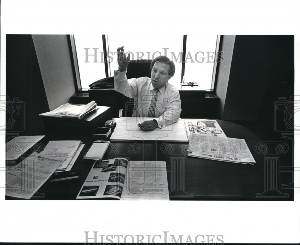 1988 Press Photo Ronald T. Larizza, president of Larizza Corp in BP America Bldg - Historic Images