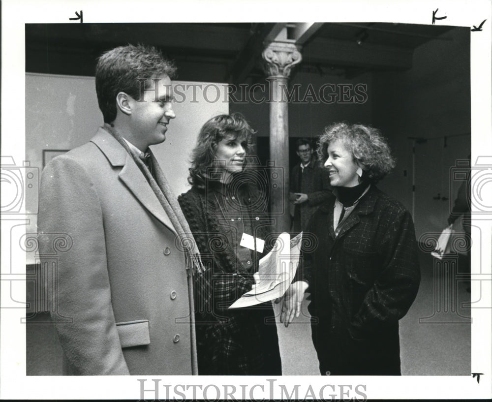 1986 Press Photo Gail Berg talks with Tom McNally &amp; Caryl Englehorn - Historic Images