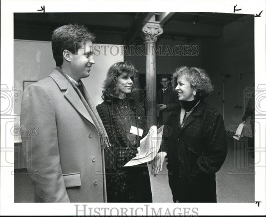 1986 Press Photo Gail Berg talks with Tom McNally & Caryl Englehorn - Historic Images