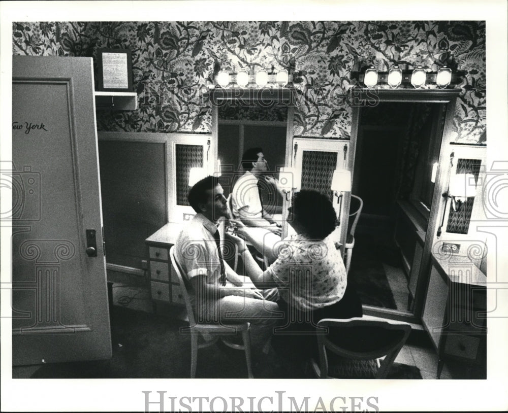 1984 Press Photo Dennis Fay pianist at Playhouse Square Center get make up - Historic Images