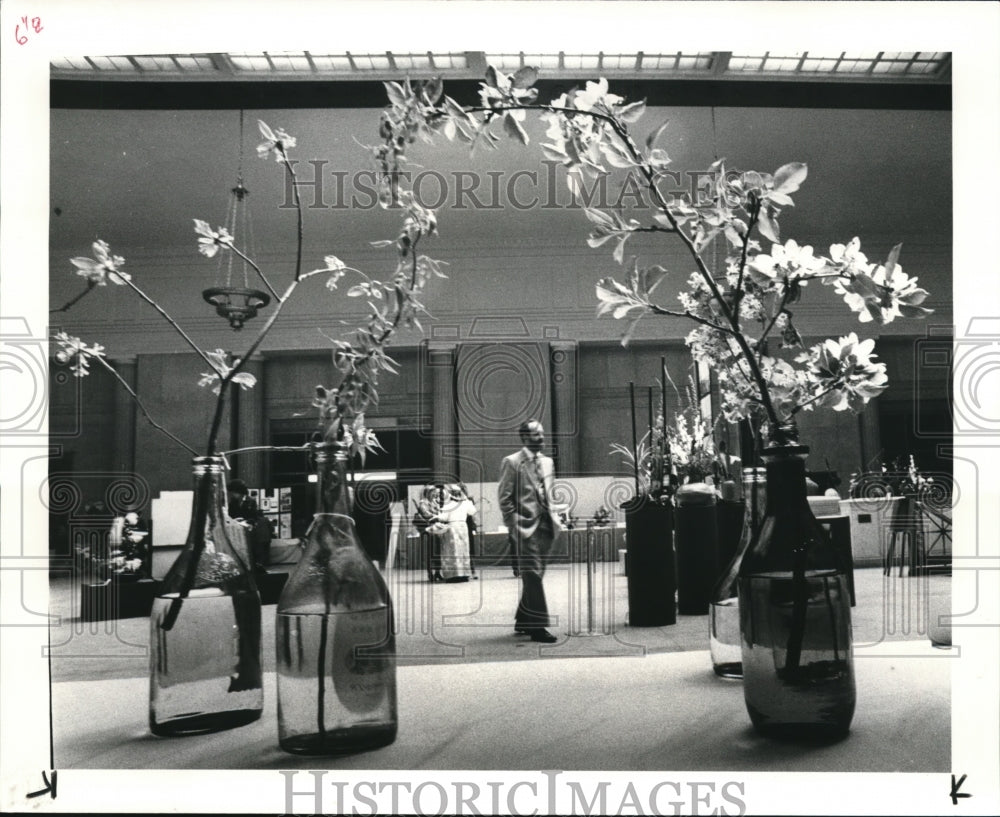 1983 Press Photo 11th Annual Garden Center flower fair on Terminal Tower - Historic Images