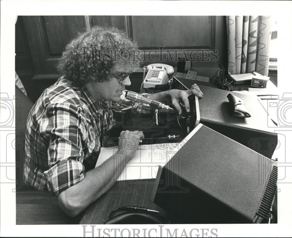 1980 Press Photo Cegelski on microphone, a radio operator at Terminal Tower - Historic Images