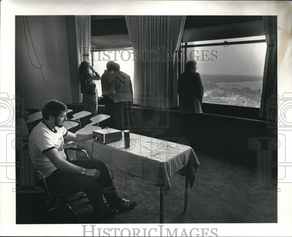 1980 Press Photo Paul Worley operates radio from Union Terminal Tower building-Historic Images