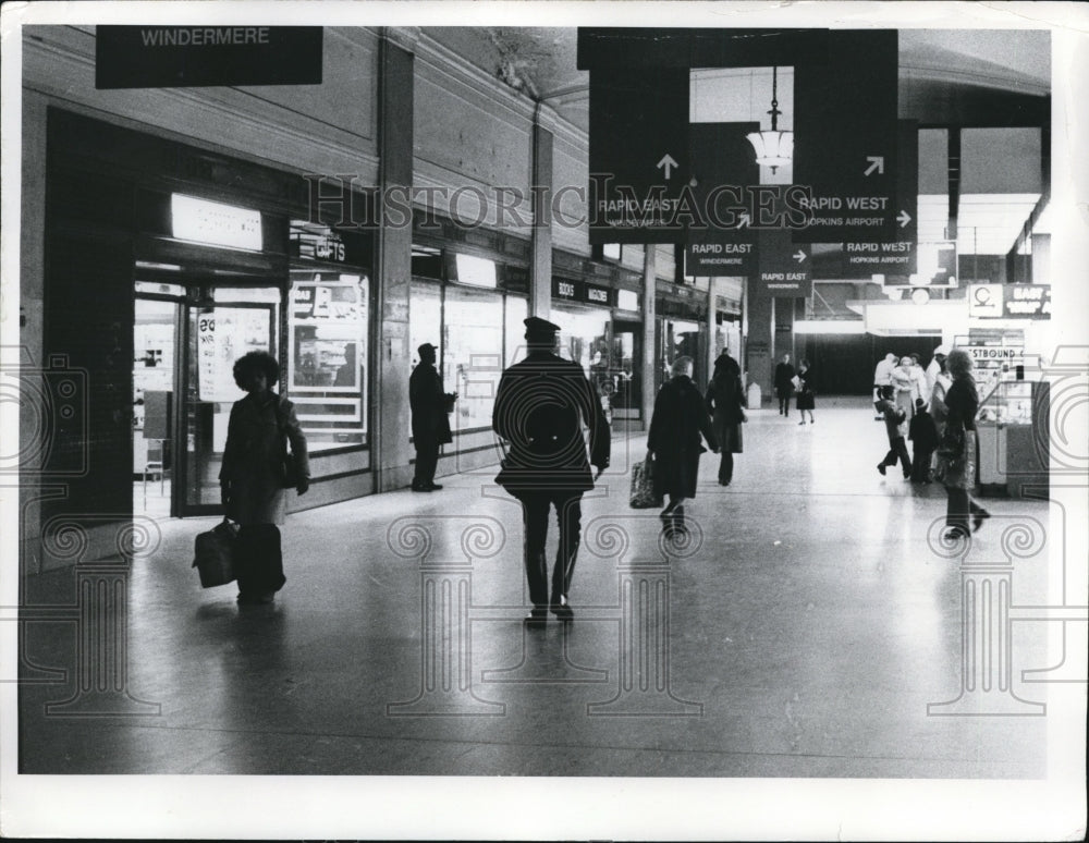 1975 Press Photo Lone Policeman patrol Union Terminal - cva95013 - Historic Images