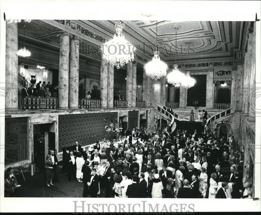 1988 Press Photo First Night crowds at the re-opening of the Palace Theater - Historic Images