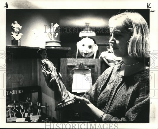 1984 Press Photo Beth Gotschall & Chaplin Sculpture - Historic Images