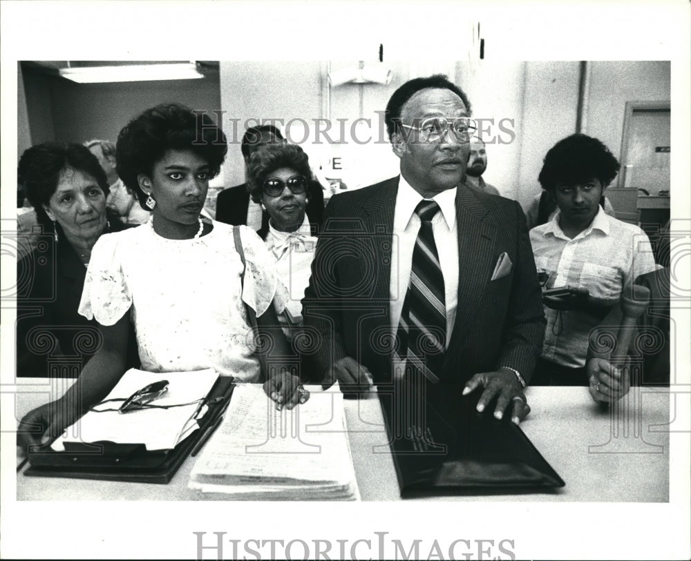 1985 Press Photo J.W. Barrett with Daughter Cynthia Files Petition to Run Mayor - Historic Images