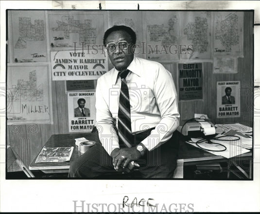 1985 Press Photo J.W. Garrett Candidate for Mayor Campaign at Stradely Office - Historic Images