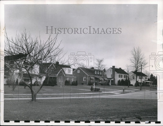 1960 Press Photo Residents' success to be integrated community in Cleveland - Historic Images