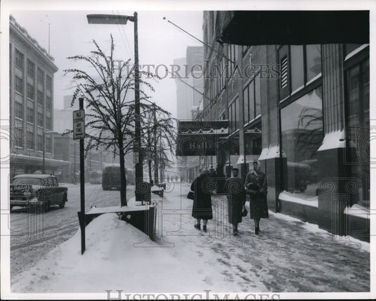 1960 Press Photo Cherry Blossoms in front of Halle's - cva95098-Historic Images