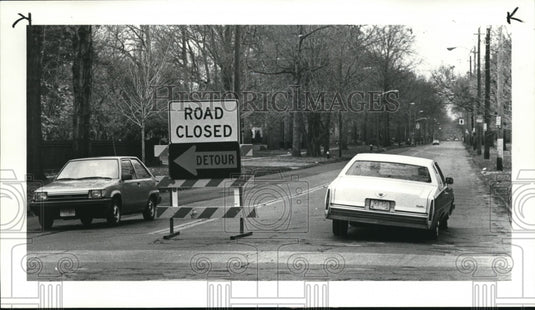 1984 Press Photo Traffic on closed Lake Ave in Lakewood; view looking west - Historic Images