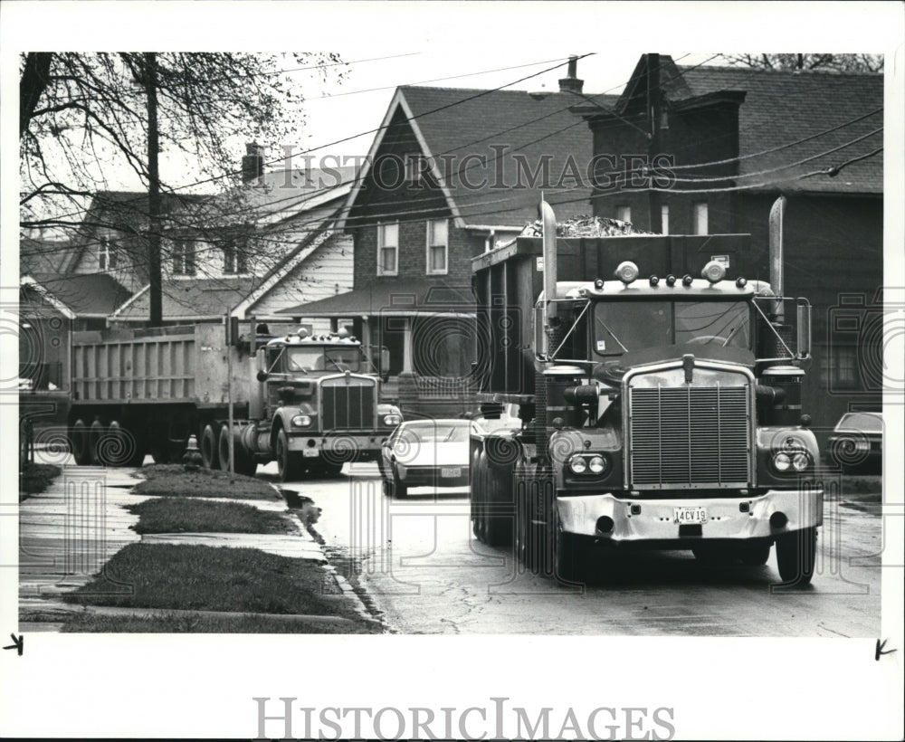 1986 Press Photo Trucks drive down Independence Ave toward LTV Steel - Historic Images