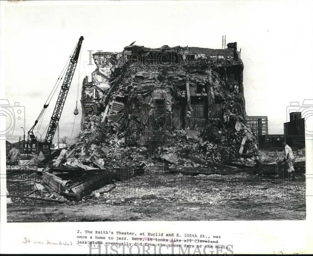 1982 Press Photo Keith&#39;s Theater demolished at E.105th Euclid Ave at 105 - Historic Images