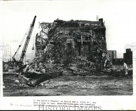 1982 Press Photo Keith's Theater demolished at E.105th Euclid Ave at 105 - Historic Images