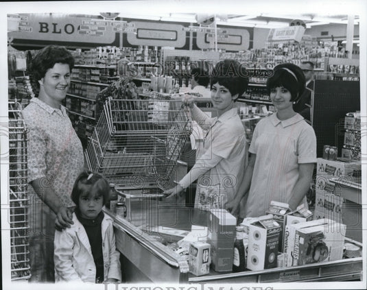 1969 Press Photo Reider's Stop and Shop, Broadway - cva95253 - Historic Images
