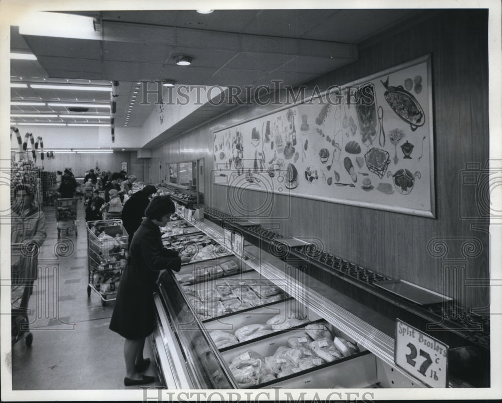 1964 Press Photo Meat Dept of Rego Stop-n-Shop Market with 96 ft along back wall - Historic Images