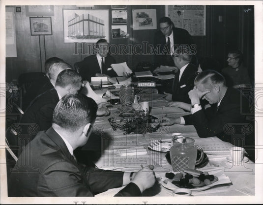 1961 Press Photo Bailey's competitors and Applebaum talk about jobs - cva95423 - Historic Images