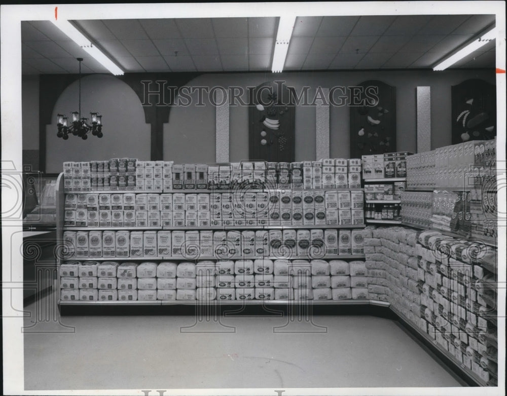 1970 Press Photo Pick-n-Pay Store at 65th Broadway,Cleveland - cva95438 - Historic Images