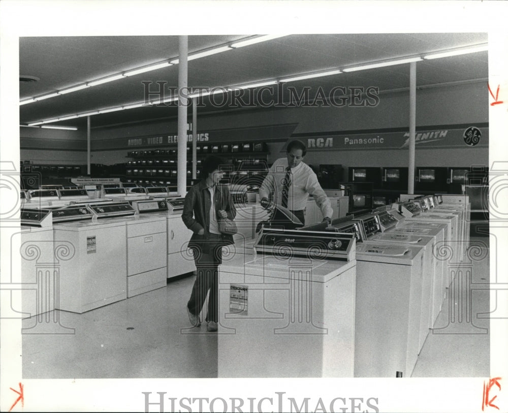 1984 Press Photo Home center - Historic Images