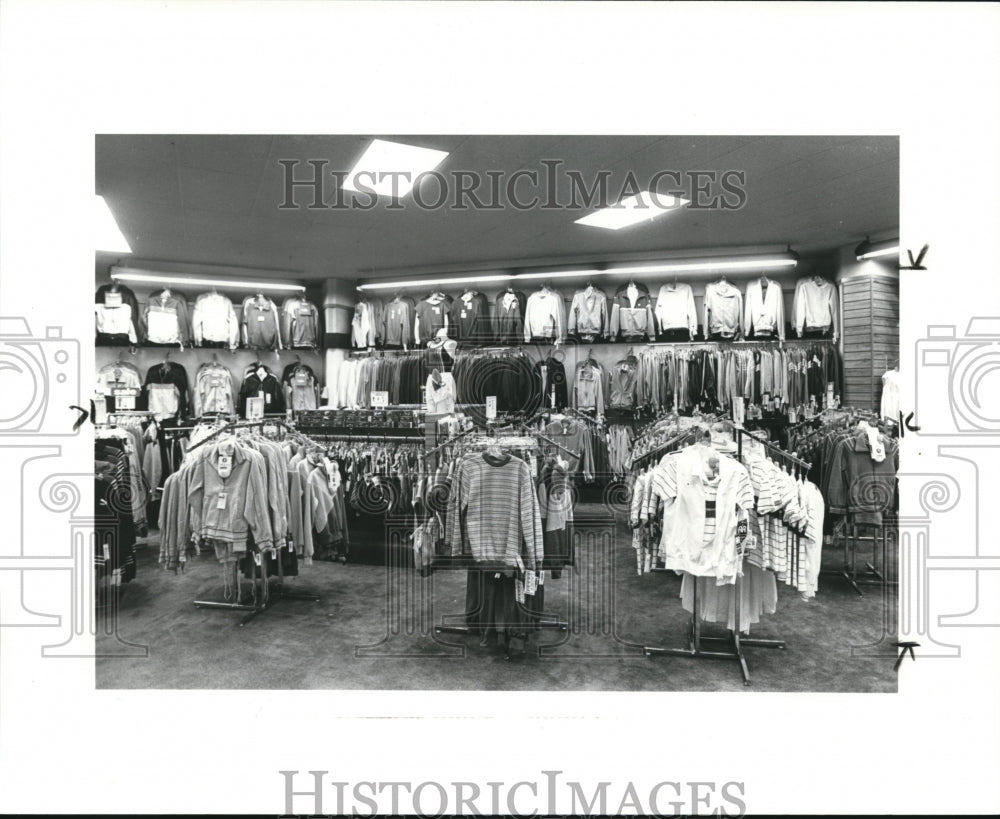 1984 Press Photo Herman&#39;s World of Sporting Goods in Mayfield Heights - Historic Images