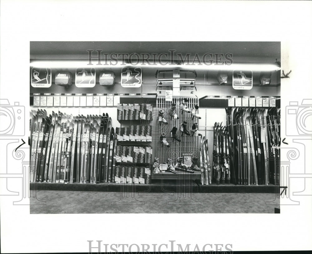 1984 Press Photo Herman&#39;s World of Sporting Goods in Mayfield Heights - Historic Images