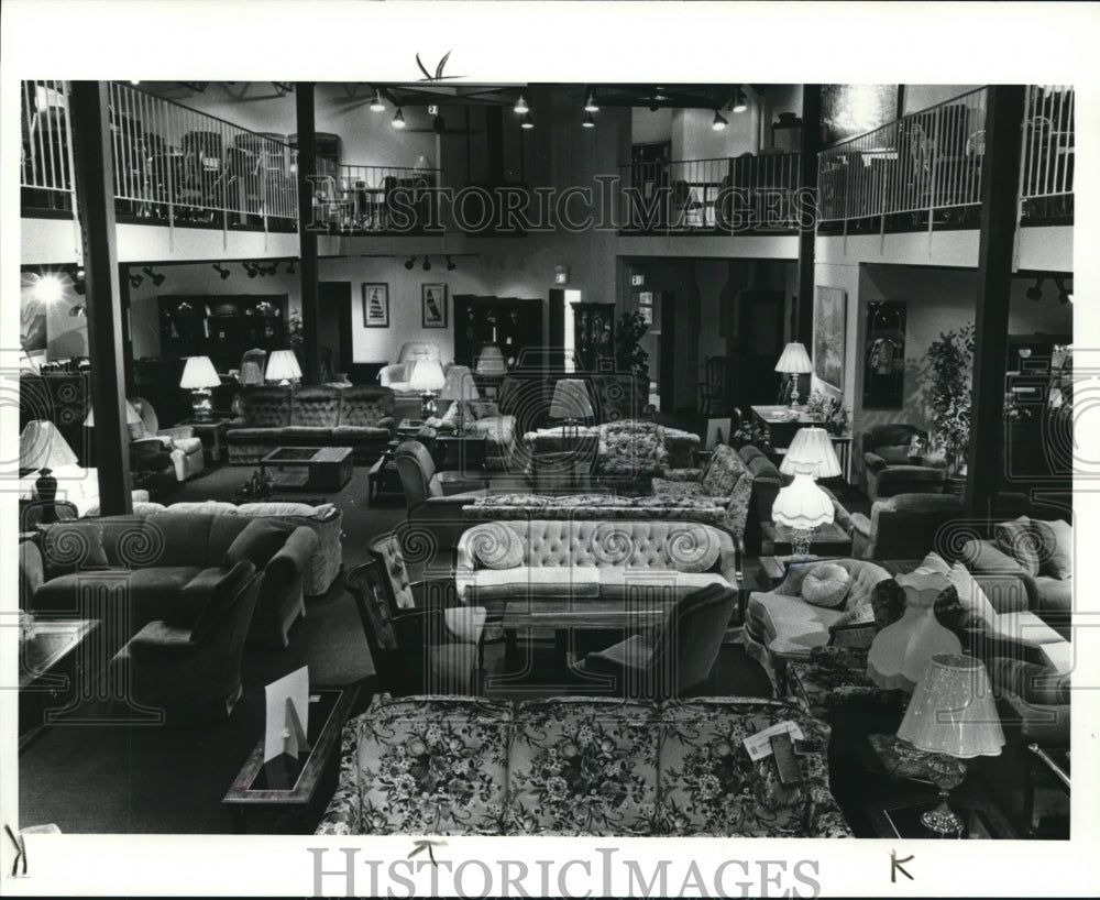 1984 Press Photo Inside the Ohio Furniture store - Historic Images