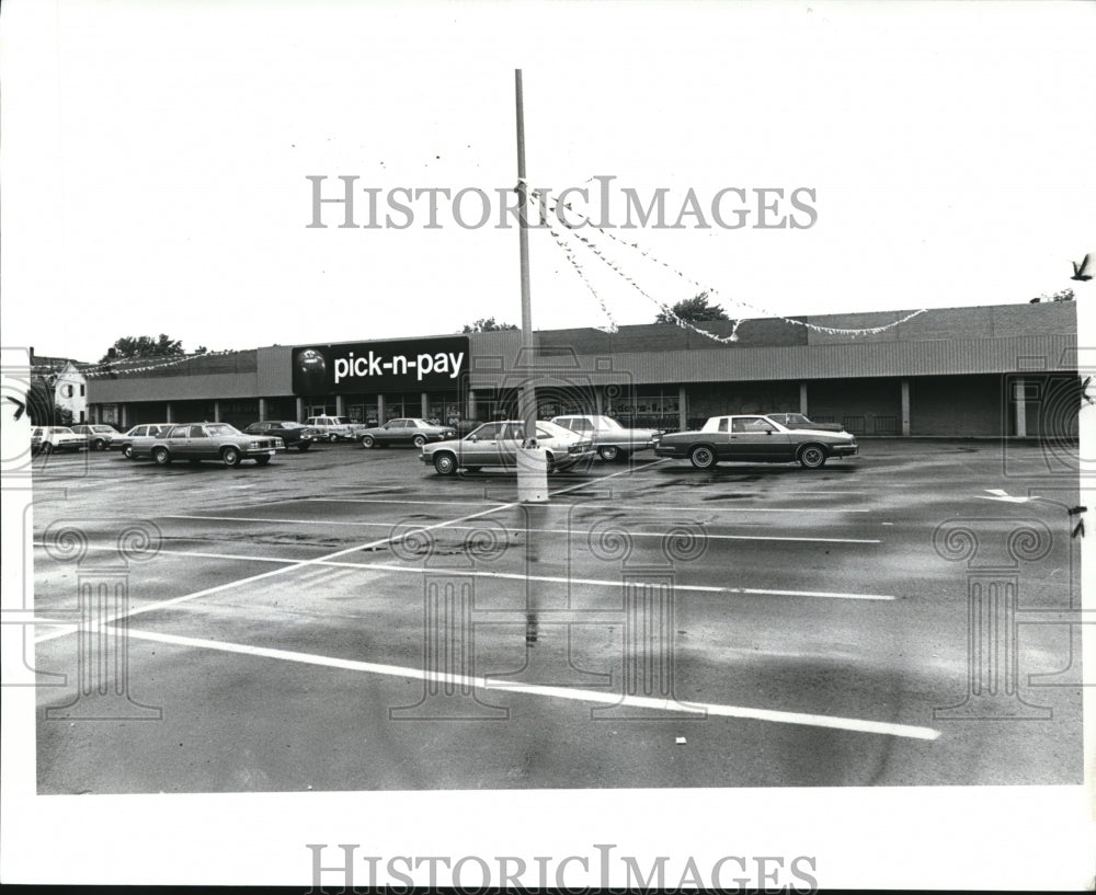 1985 Press Photo Pick and Pay store, 3024 Clark Avenue - Historic Images