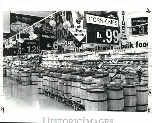 1985 Press Photo Pick and Pay store, 3024 Clark Avenue - Historic Images