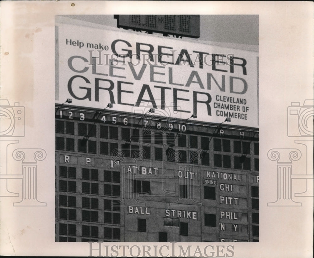 1963 Press Photo Central Nat&#39;l Bank donated center billboard at Cleve Stadium - Historic Images