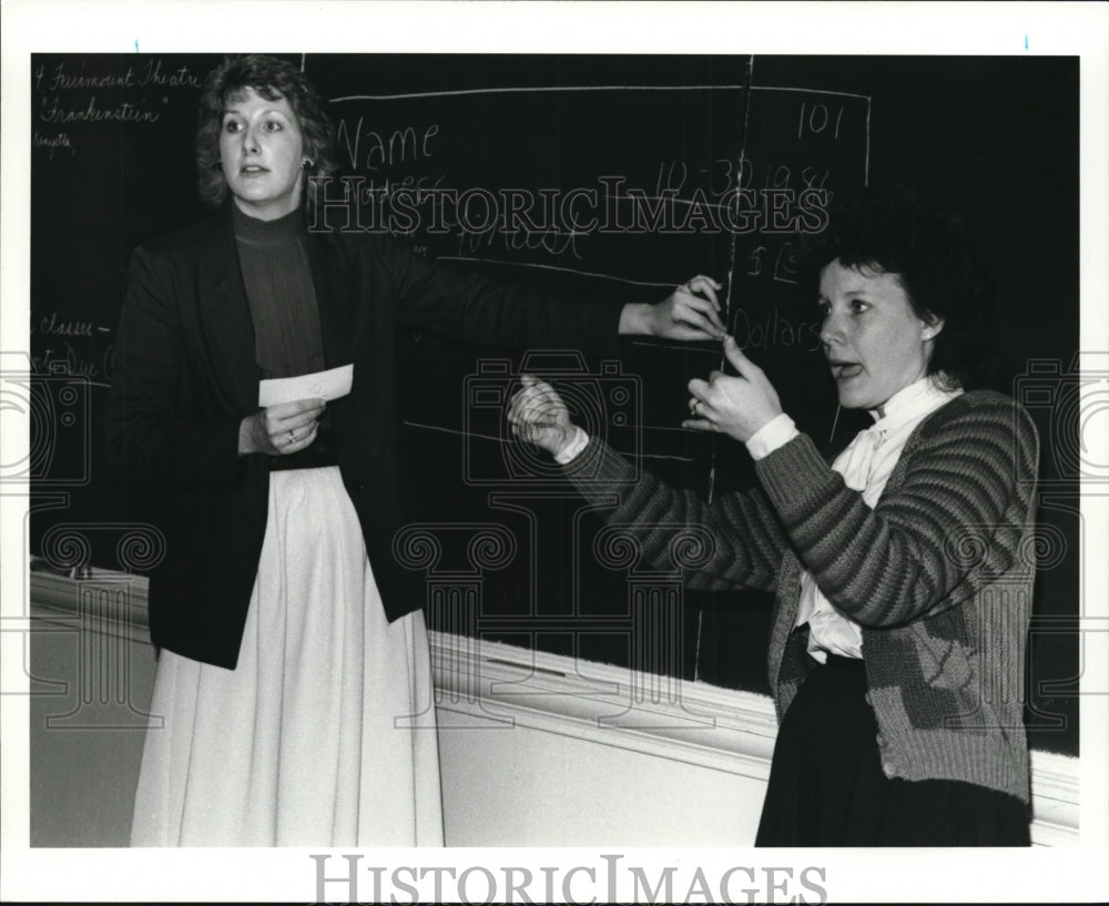 1988 Press Photo McGaw &amp; Rowland discussing a lesson at Rhode High School - Historic Images