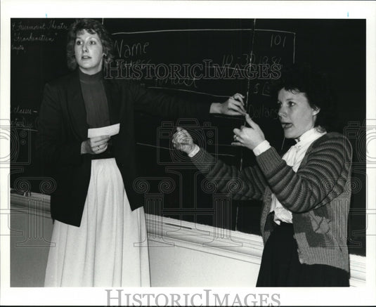 1988 Press Photo McGaw & Rowland discussing a lesson at Rhode High School - Historic Images