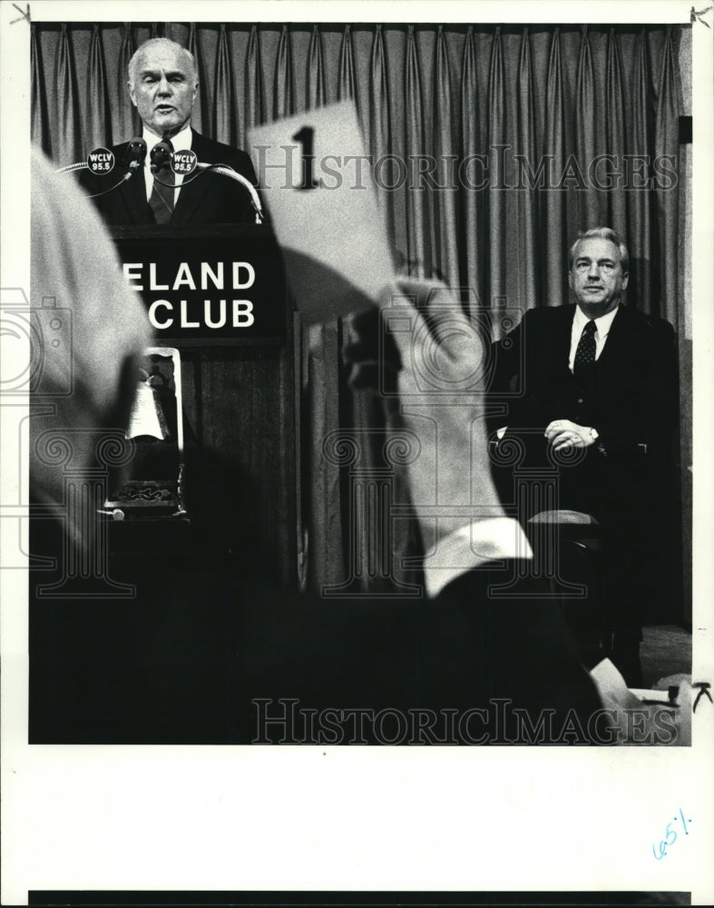 1986 Press Photo The time keeper at the city club debate between Sen. John Glenn - Historic Images