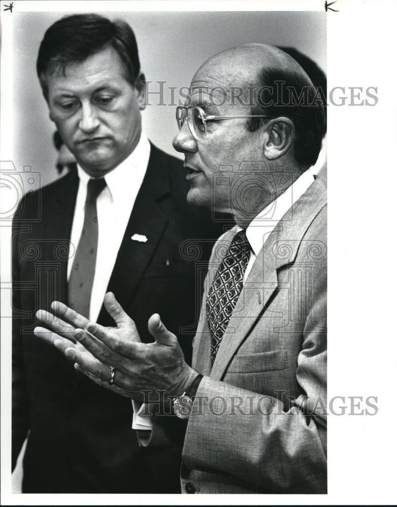 1986 Press Photo Gov. Richard Celeste listens to LTV Steel Co. - Historic Images
