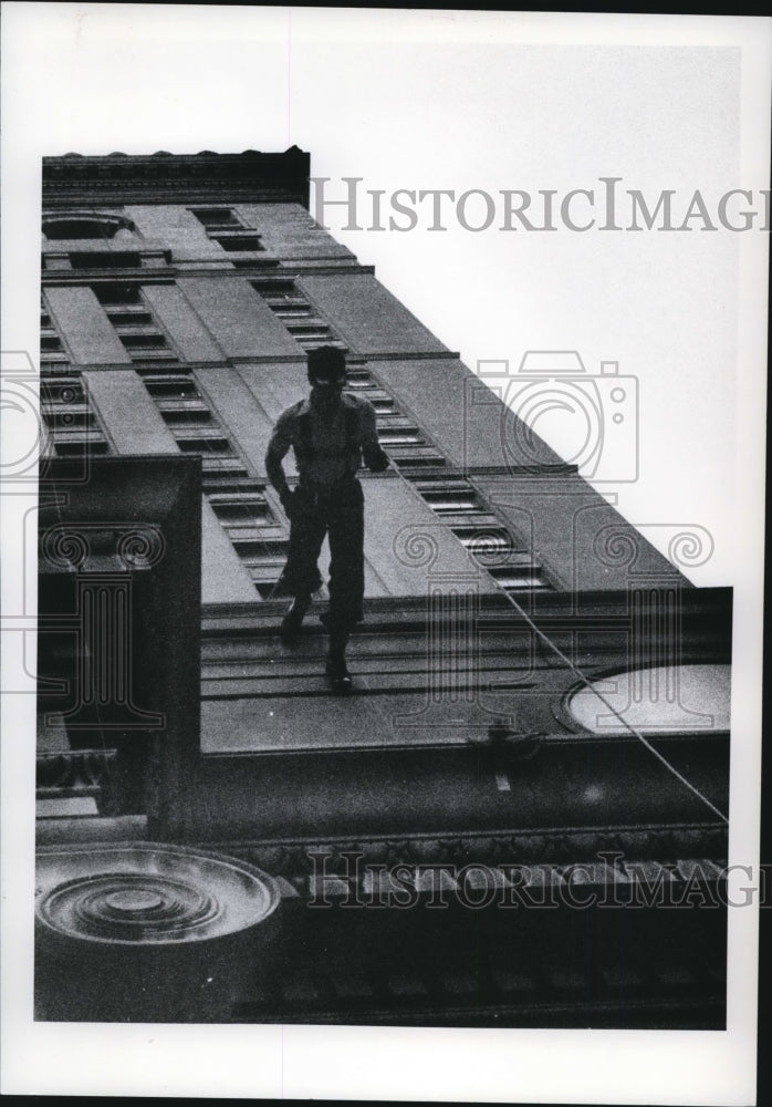 1980 Press Photo Stunt man Brian Taylor rappelling at the  Terminal Tower - Historic Images