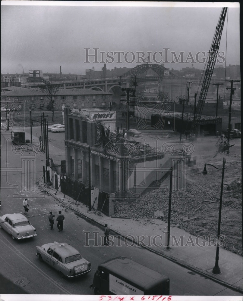 1960 Press Photo Corner landmark at W 25th St &amp; Franklin Ave, last in block - Historic Images