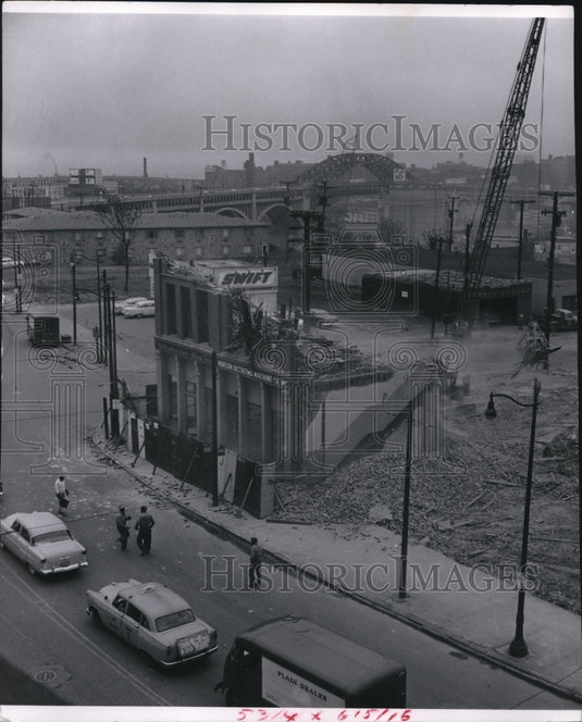 1960 Press Photo Corner landmark at W 25th St & Franklin Ave, last in block - Historic Images