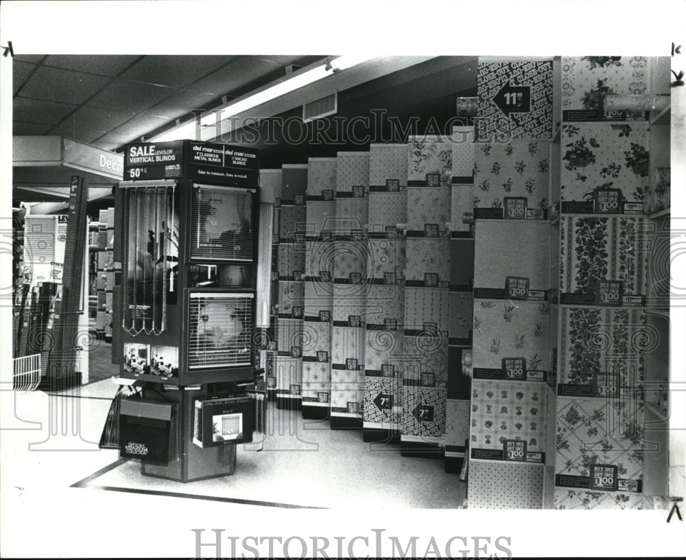 1985 Press Photo Sherwin-William Co. Wallpaper and Window Shades. - Historic Images