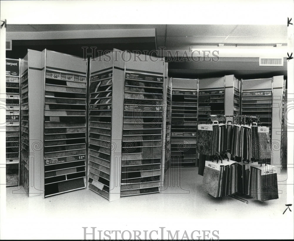 1985 Press Photo Carpeting charts at Sherwin - William Co. store - Historic Images