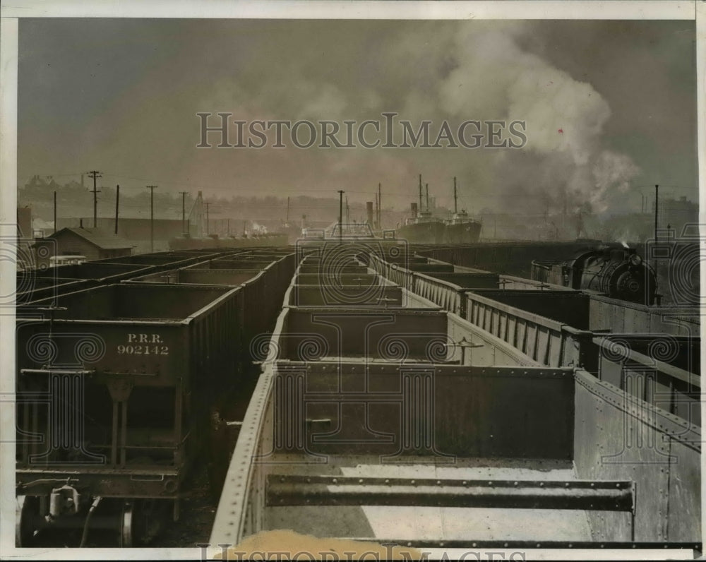1941 Press Photo Coal cars idle in the Cleveland yards after the shutdown-Historic Images