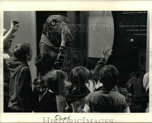 1987 Press Photo Susan Stover dressed as Vanna-saurus at Cleveland Museum - Historic Images