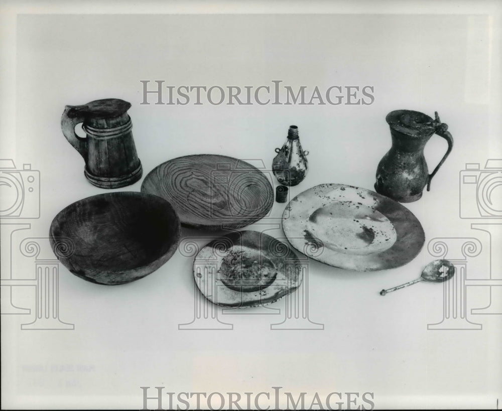 1987 Press Photo Early pewter and woodenware display at the Mary Rose Exhibition - Historic Images