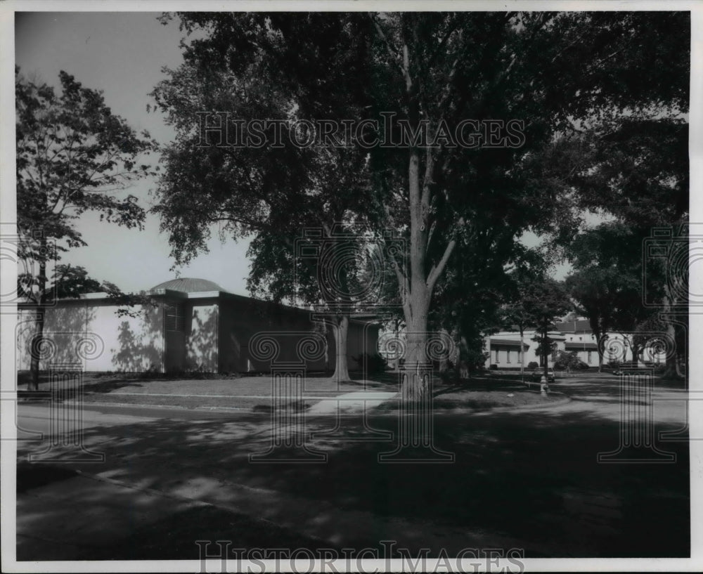 1965 Press Photo Outside view of the Thompson Auto Museum - cva96694 - Historic Images