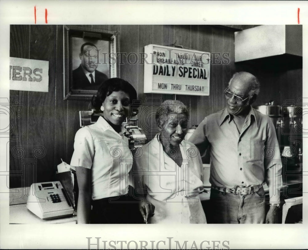 1986 Press Photo Waitress Leonora and the head cook Priscilla Phillips - Historic Images