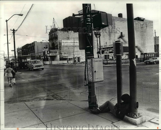 1982 Press Photo Fallen asleep at the Euclid Avenue and E. 105th Street - Historic Images