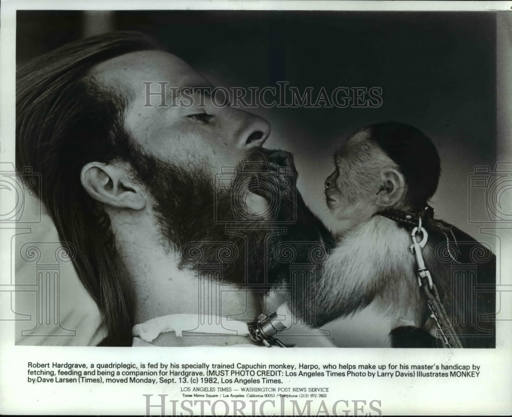 1982 Press Photo Robert Hardgrave with Harpo, a Capuchin monkey - Historic Images