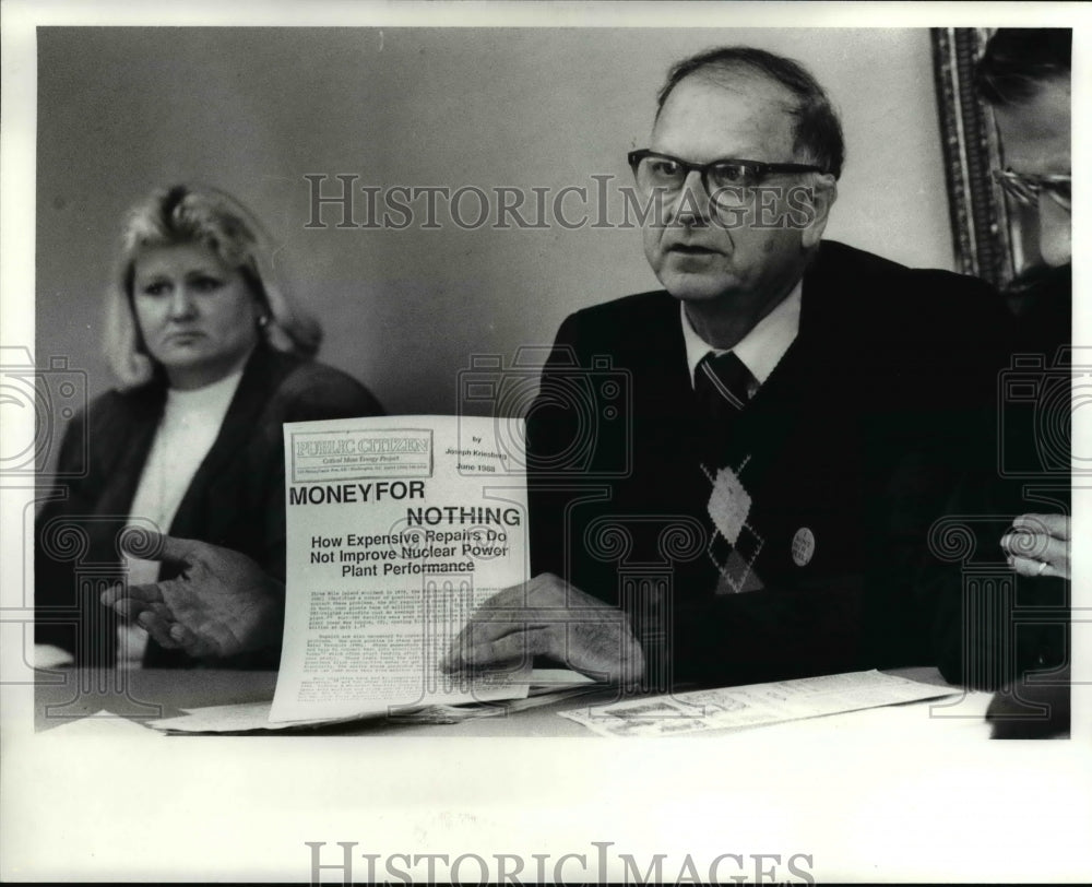 1988 Press Photo Arnold Gleisser Announces New Petition Drive Against CEI - Historic Images